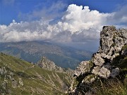 65 Dal Passo La Forca vista sul sent. 501 che scende al Passo La Crocetta